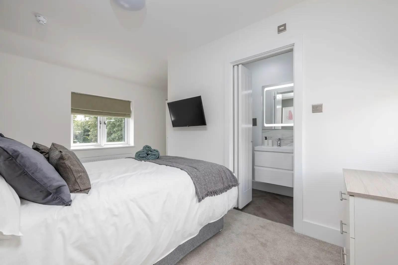 Double bedroom with private en-suite at 3 Burnell Avenue